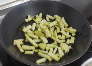 ROLLITOS DE ARROZ DE BERENJENA Y MANZANA CON SALSA DE QUESO